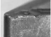 Macro di un tagliente con micro-scheggiature su tutta la lunghezza